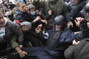 Протестиращи в Киев замерят полицаите с коктейли „Молотов“