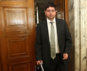 Финансовият министър обещава доходите да растат, но плавно