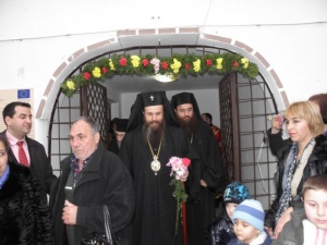 Митрополит Серафим с първа Света литургия