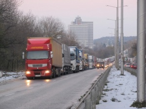 Аварирал ТИР блокира Дунав мост