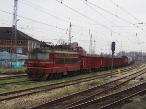 Спрени влакове и затруднено движение в почти цялата страна