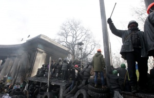 Мъж се обеси на коледната елха в центъра на Киев