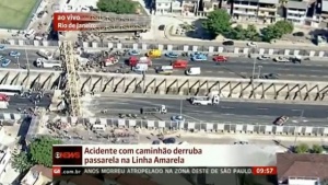 Мост рухна върху магистрала в Рио
