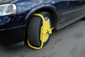 Скоби на депутатски коли изнервиха парламента