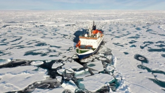 И китайският ледоразбивач заседна край Антарктида