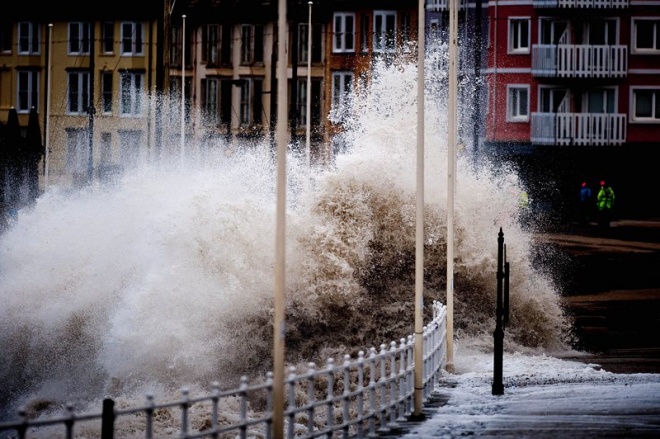 Нова буря в Западна Европа, най-малко петима в неизвестност