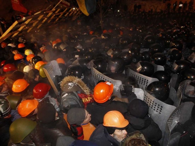 Над сто арестувани протестиращи в Киев