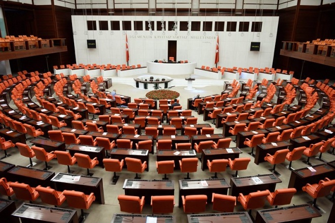 Турски депутати се сбиха в парламента