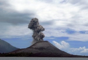 11 загинали след изригване на вулкан в Индонезия