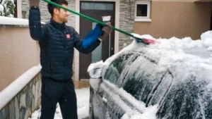 Джокович помага на блокираните в снега в Сърбия