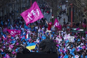 Масов протест срещу еднополовите бракове в Париж