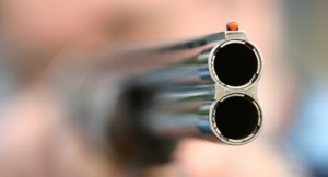 Мъж плаши младежи с ловна пушка в Угърчин