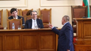 Статутът на службите и бежанците са сред мотивите за вота