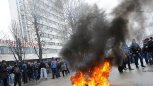 Протестиращи босненци запалиха правителствена сграда