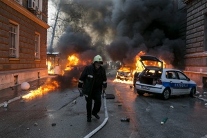 Протестиращи запалиха президентството в Сараево