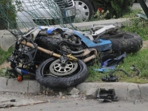 Пиян моторист се заби в стълб