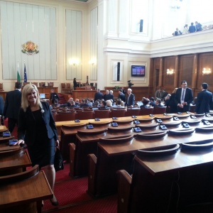 Депутатите заседават извънредно заради вота на недоверие