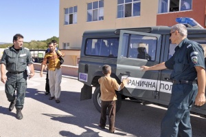 Задържаха 8 сирийци, скрити в румънски камион