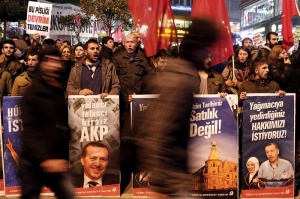 По две години затвор за 17 души, скандирали срещу Ердоган