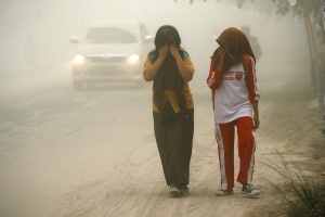 Двама загинали след изригналия в Индонезия вулкан