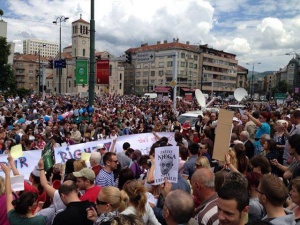 Дебати и нови протести в Босна