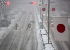 Силни снеговалежи причиниха транспортен хаос в Япония