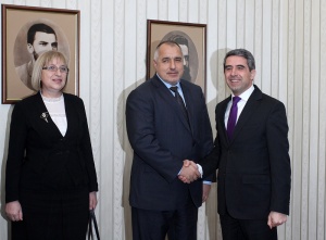 Плевнелиев: Властта обслужва задкулисието