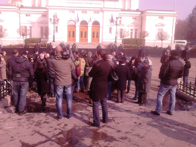 Журналисти и полицаи на протест пред Народното събрание