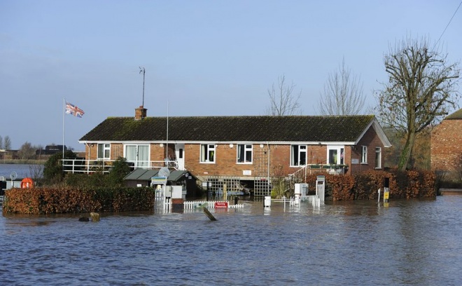 Наводненията и евакуациите в Англия продължават