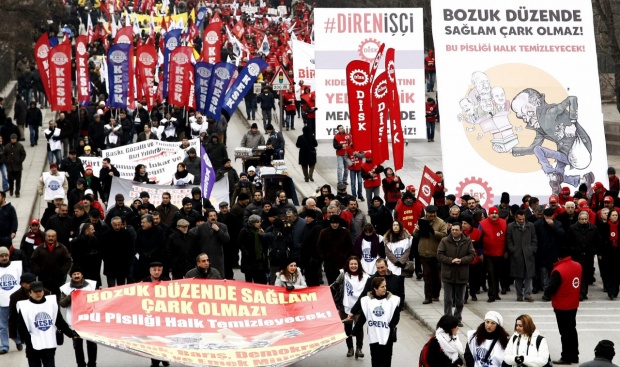 Стотици протестираха пред парламента в Анкара