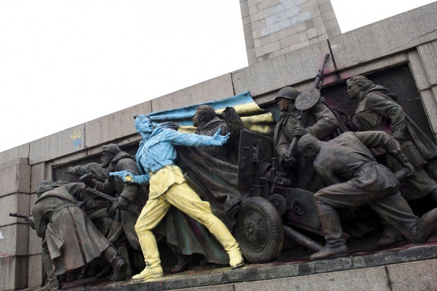 Паметникът на Съветската армия в София боядисан в цветовете на Украйна