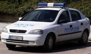 Крадена кола се вряза в магазин в София