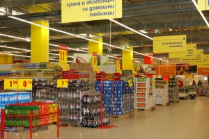 КЗК се намесва в спора между хипермаркети и доставчици