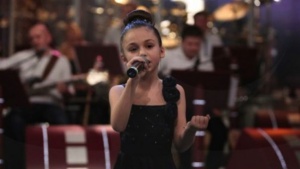 Малката Крисия ще пее на стадиона преди „Лудогорец“ – „Валенсия“