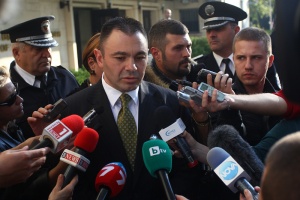 Лазаров намекна за оставка, поема си отговорността