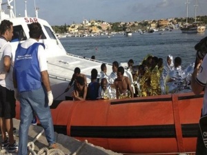 В Италия спасиха над 2000 бежанци от морето