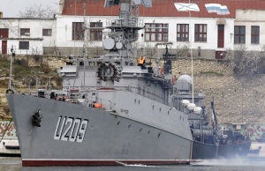 Украински военен кораб превзет от въоръжени в Севастопол