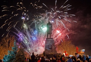 Хиляди руснаци празнуваха присъединяването към Русия в Крим