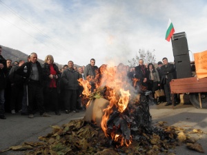 Тютюнопроизводители заплашват да запалят неизкупената стока пред НС
