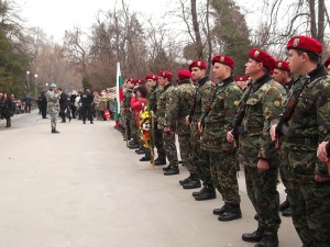 Разпитват военни за подкупи