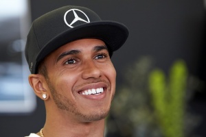 Люис Хамилтън триумфира в Гран при на Малайзия