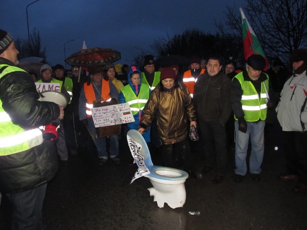 Протестиращи блокираха пътя Русе – София с тоалетни