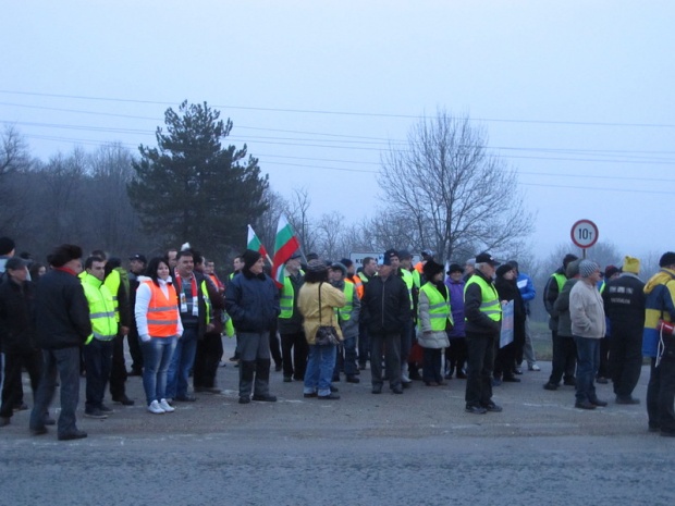 Протестиращи раздават кокичета, блокират пътя София-Русе