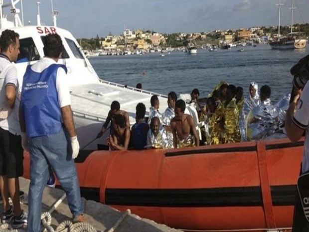 В Италия спасиха над 2000 бежанци от морето