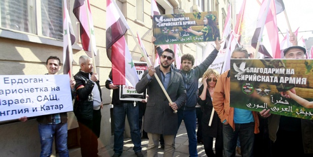 Сирийци протестираха пред турското посолство у нас