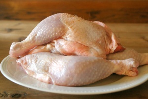 МВР и НАП запечатаха 100 тона пилешко месо