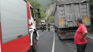 Тежка катастрофа между ТИР и микробус блокира Е-79