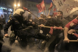 Няколко души са ранени при сблъсъци в Атина