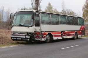 Кола се вряза в автобус край Павел баня
