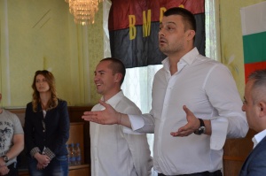 Ангел Джамбазки втори в листата на Бареков?